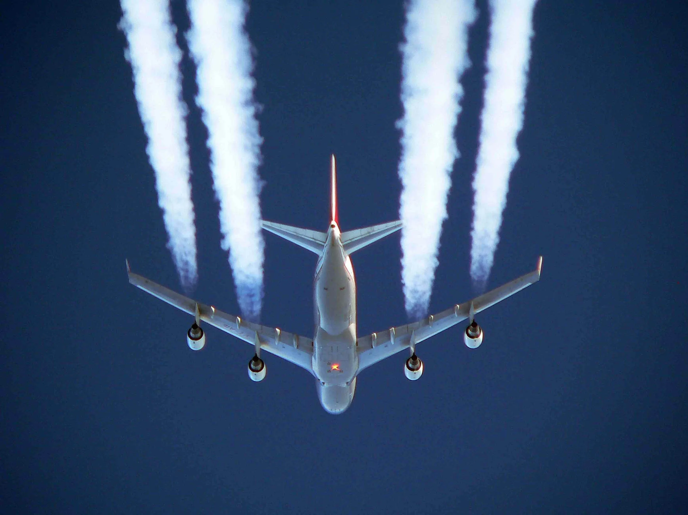 Flugverkehr, Luftfahrt, Ueberflug einer Boeing B747 mit Kondensstreifen