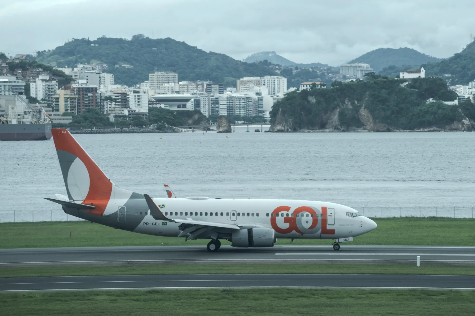 Um Boeing 737-800 da Gol no aeroporto Santos Dumont, no Rio de Janeiro.