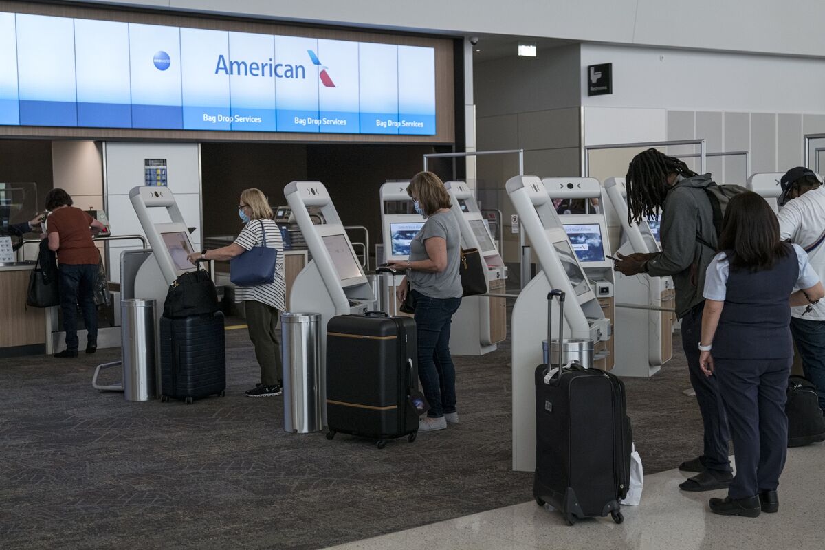 American Air Poised to Recall Workers After New Payroll Aid - Bloomberg