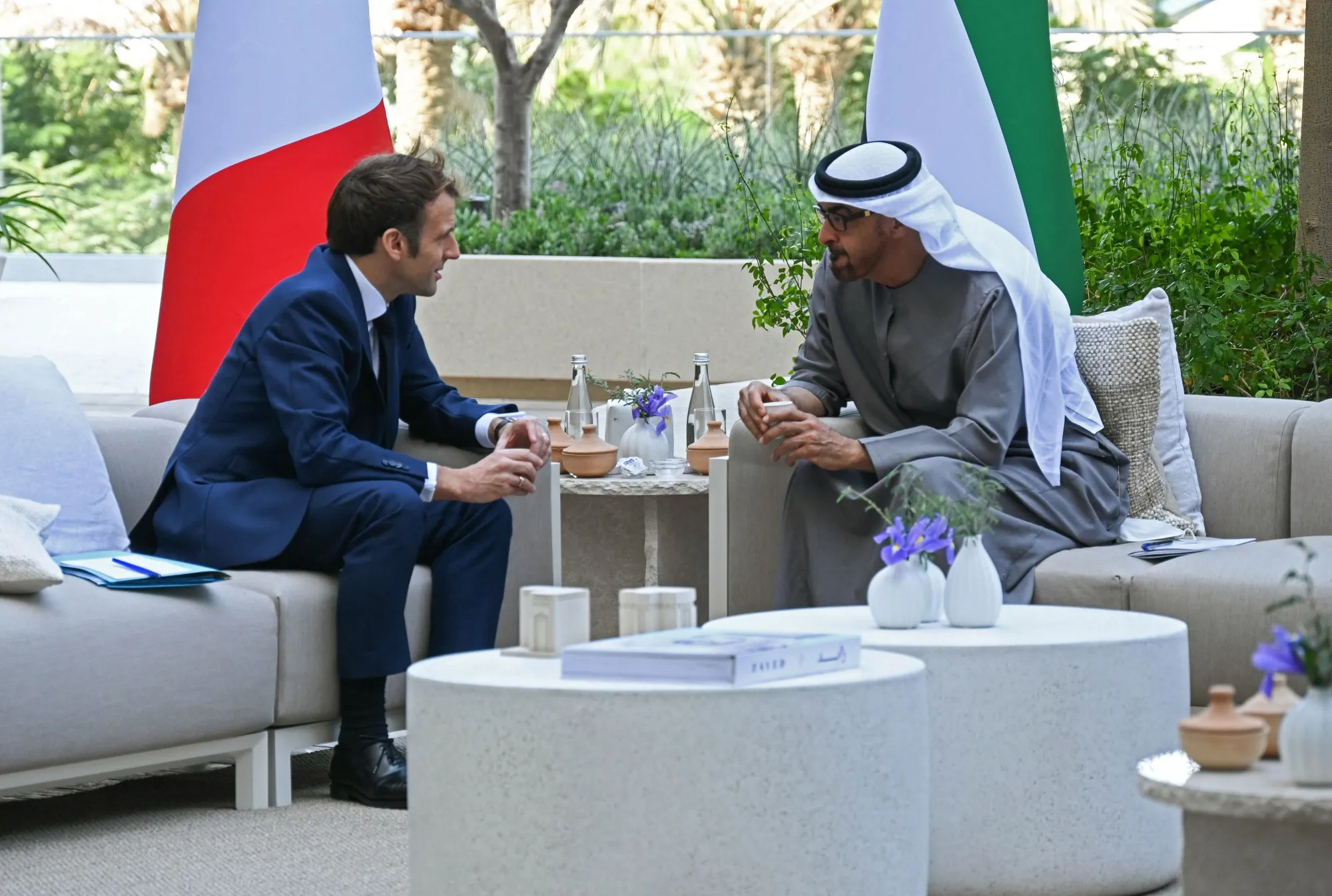 Emmanuel Macron and&nbsp; Mohammed bin Zayed in 2021.