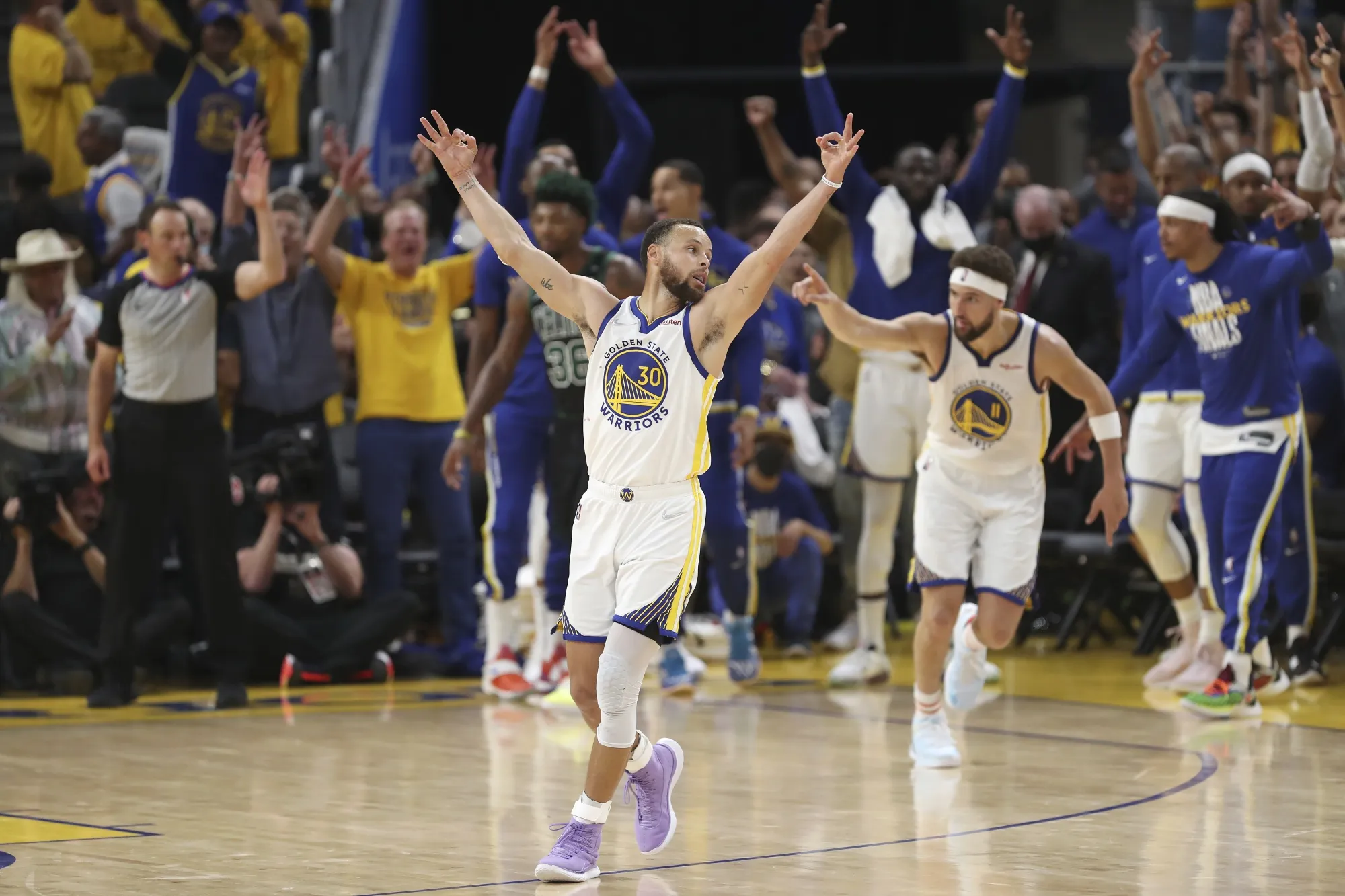 Curry, Green, Thompson Seek One Win to Add Another Title - Bloomberg
