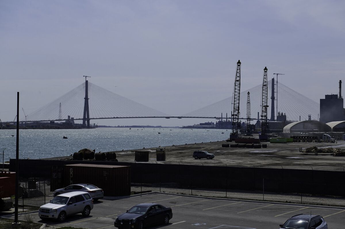 Trump Bridge Threat Came After Lutnick Met Rival Crossing Owner