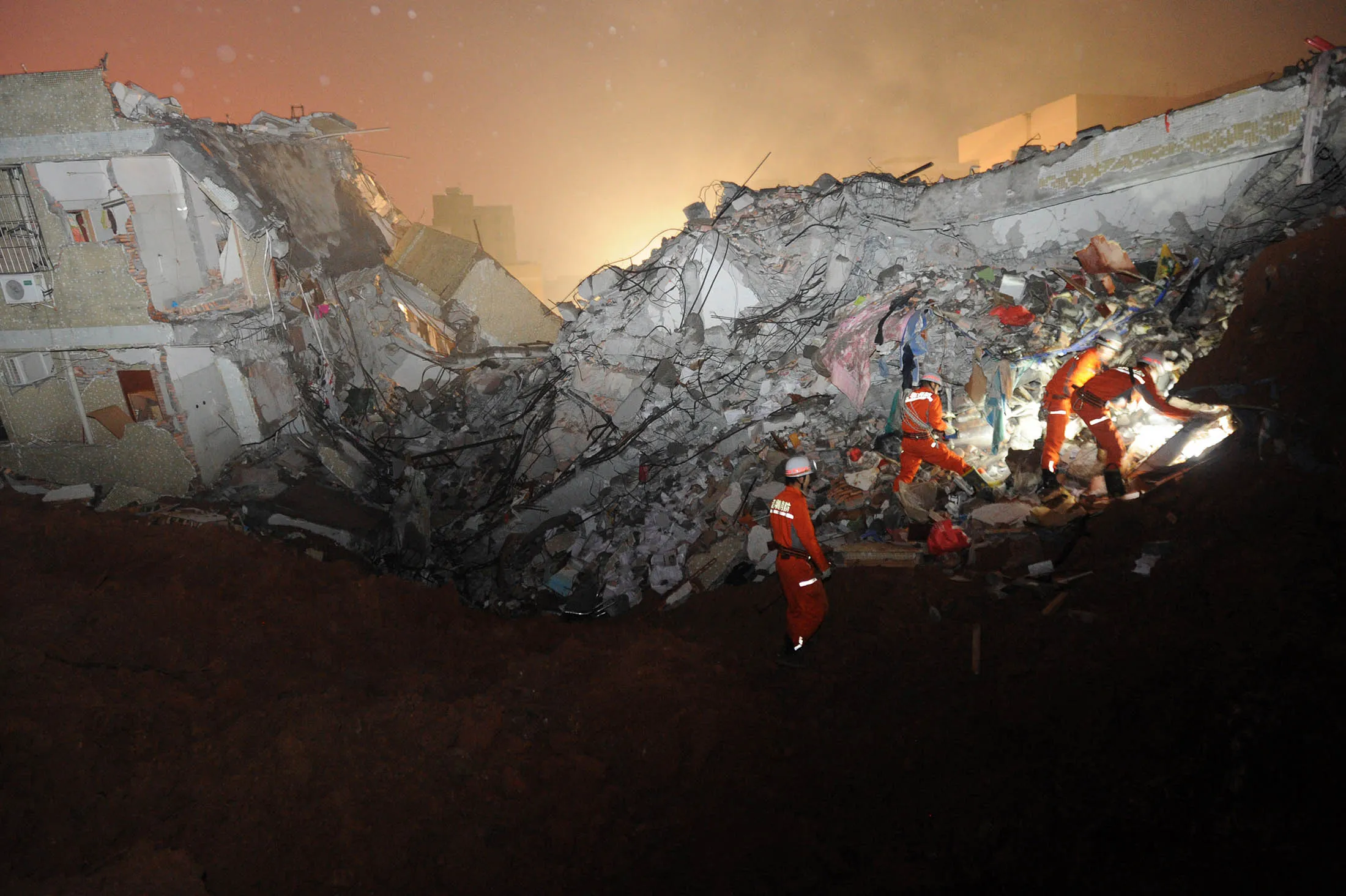 Rescuers look for survivors after a landslide hit an industrial park in Shenzhen on Sunday.
