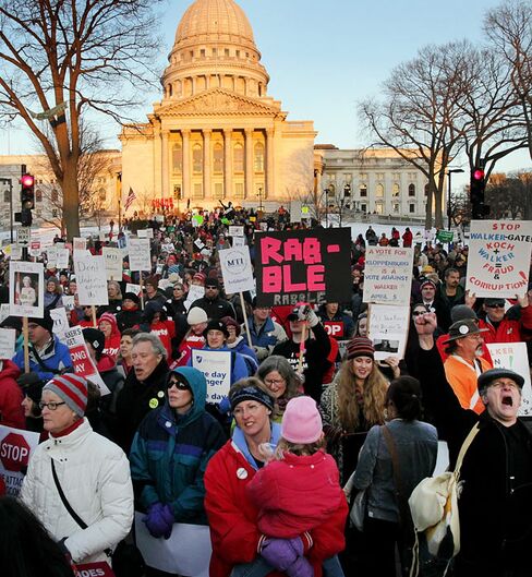 Wisconsin Law Curbing State Workers’ Unions Blocked by Judge