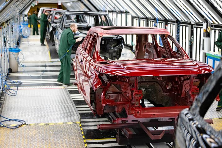 JLR Owner’s Profit Beats Estimate Ahead of US Tariff Impact