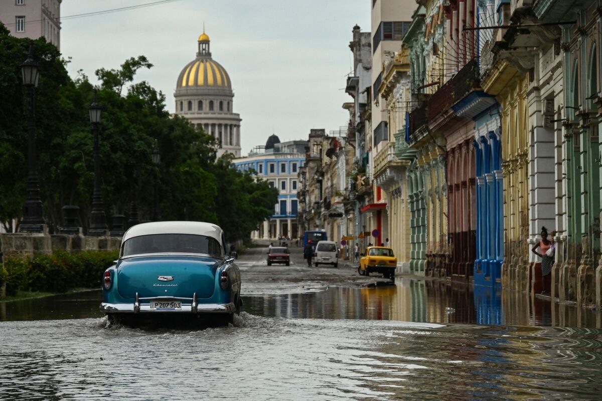 Lights Come Back On In Parts Of Cuba After Nationwide Blackout - Bloomberg