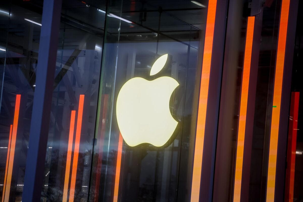 Apple and Tech Hardware Stocks Face ‘Crisis’ as Memory Prices Soar