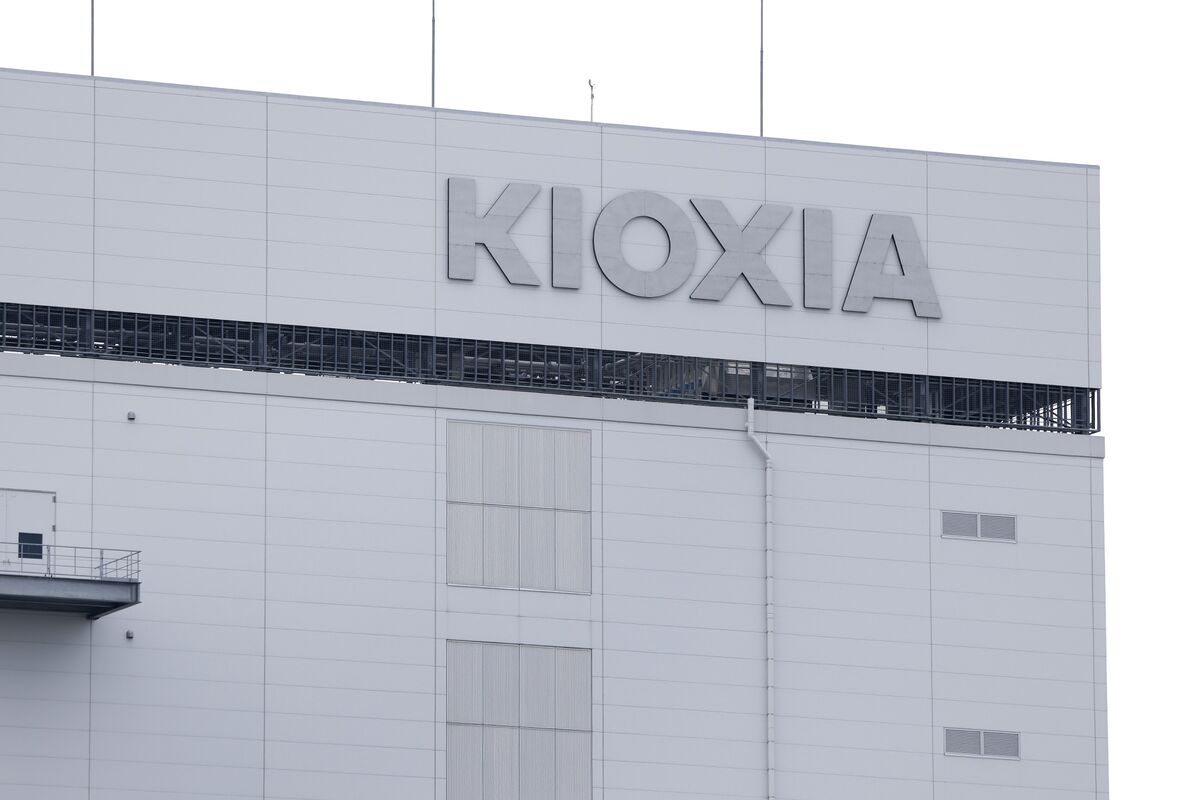 Kioxia Plans to List as Early as October as Merger Talks Stall