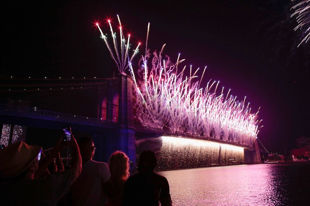 Nyc S Big Fourth Of July Fireworks Return With City Reopening Bloomberg