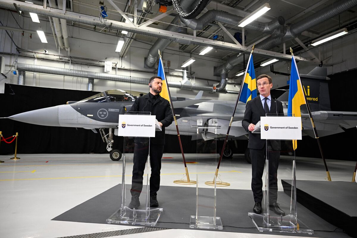 Sweden, Ukraine Agree on Up to 150 Gripens