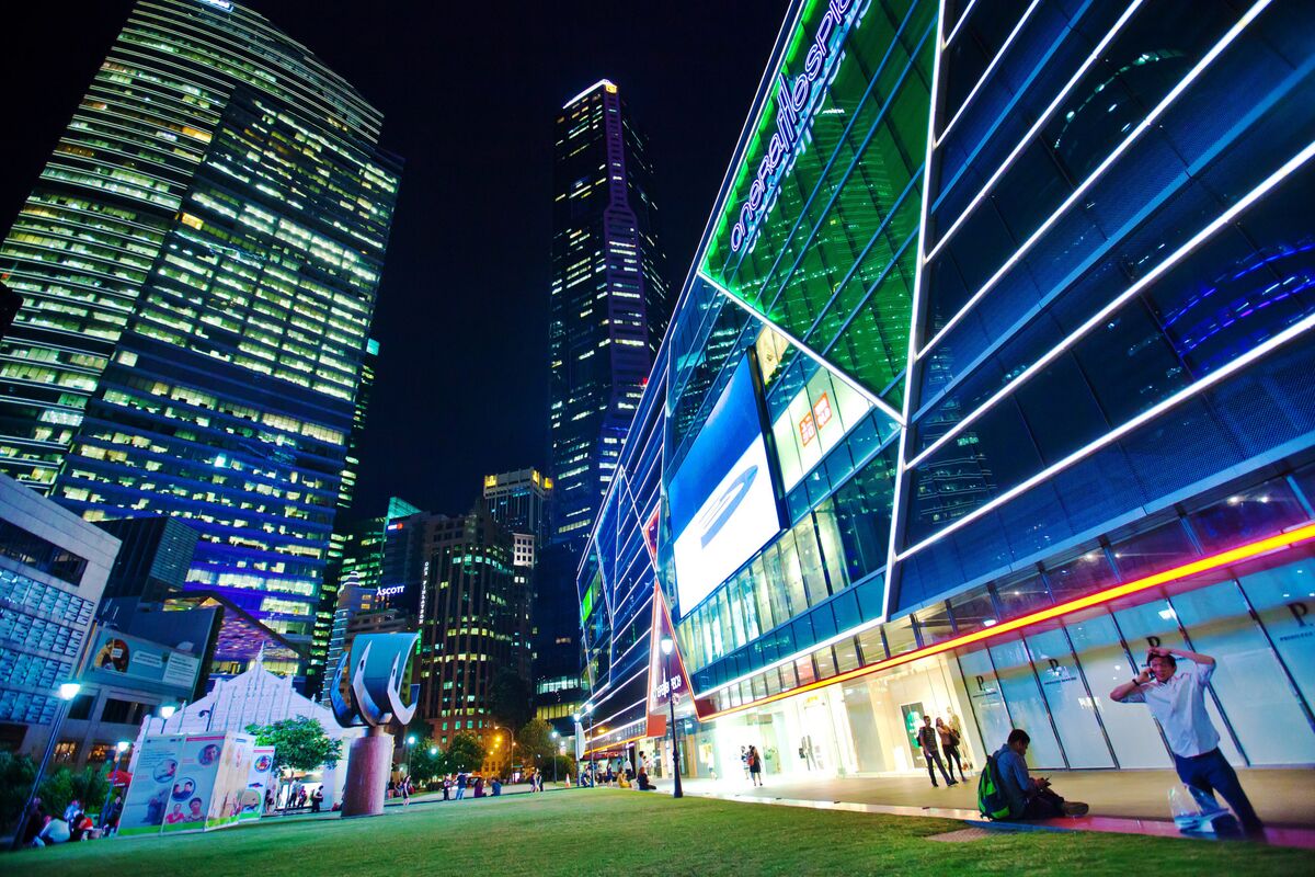 bloomberg.com - David Ramli - Singapore and Hong Kong Race to Cut Taxes for Hedge Fund Stars