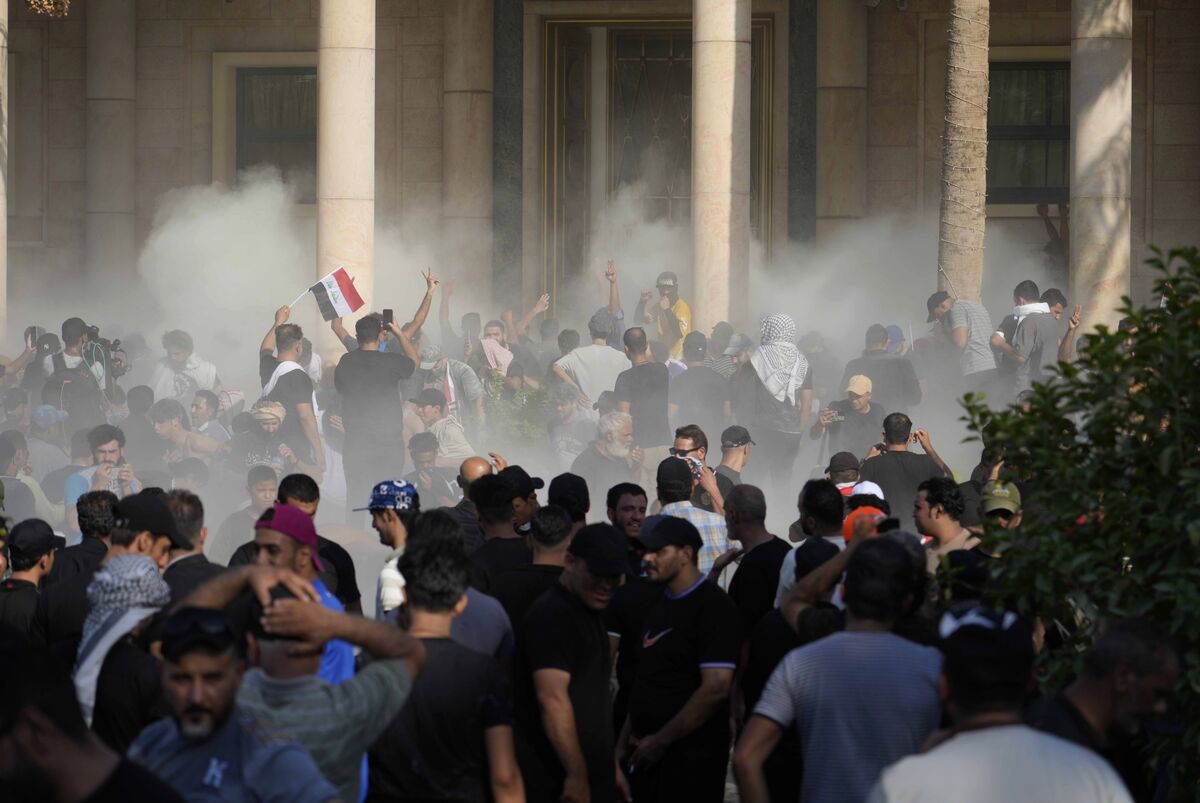 Iraq News: Deadly Clashes Erupt Over Cleric in Iraq, Iran Closes Border