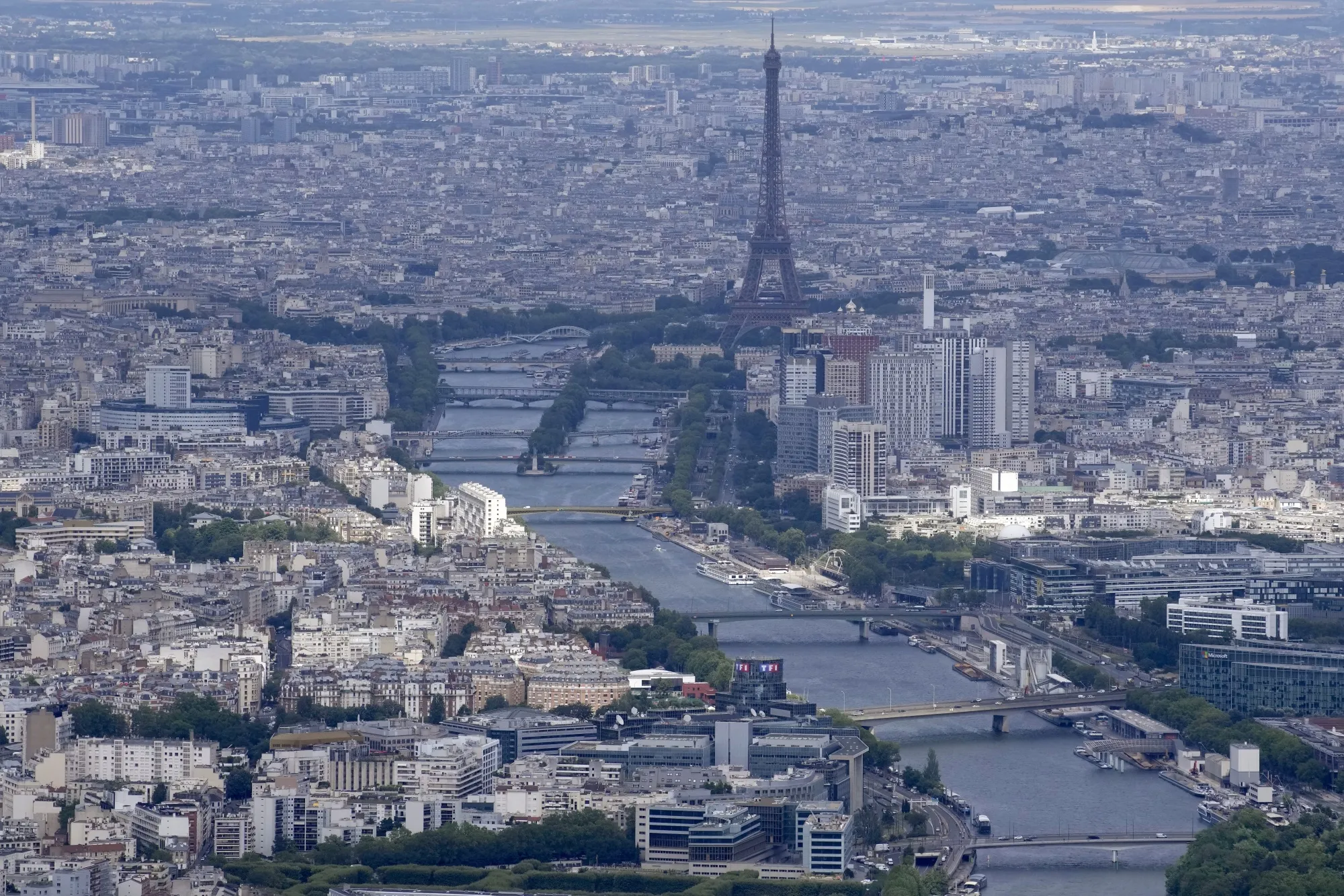 The Seine rivers flows though Paris.&nbsp;