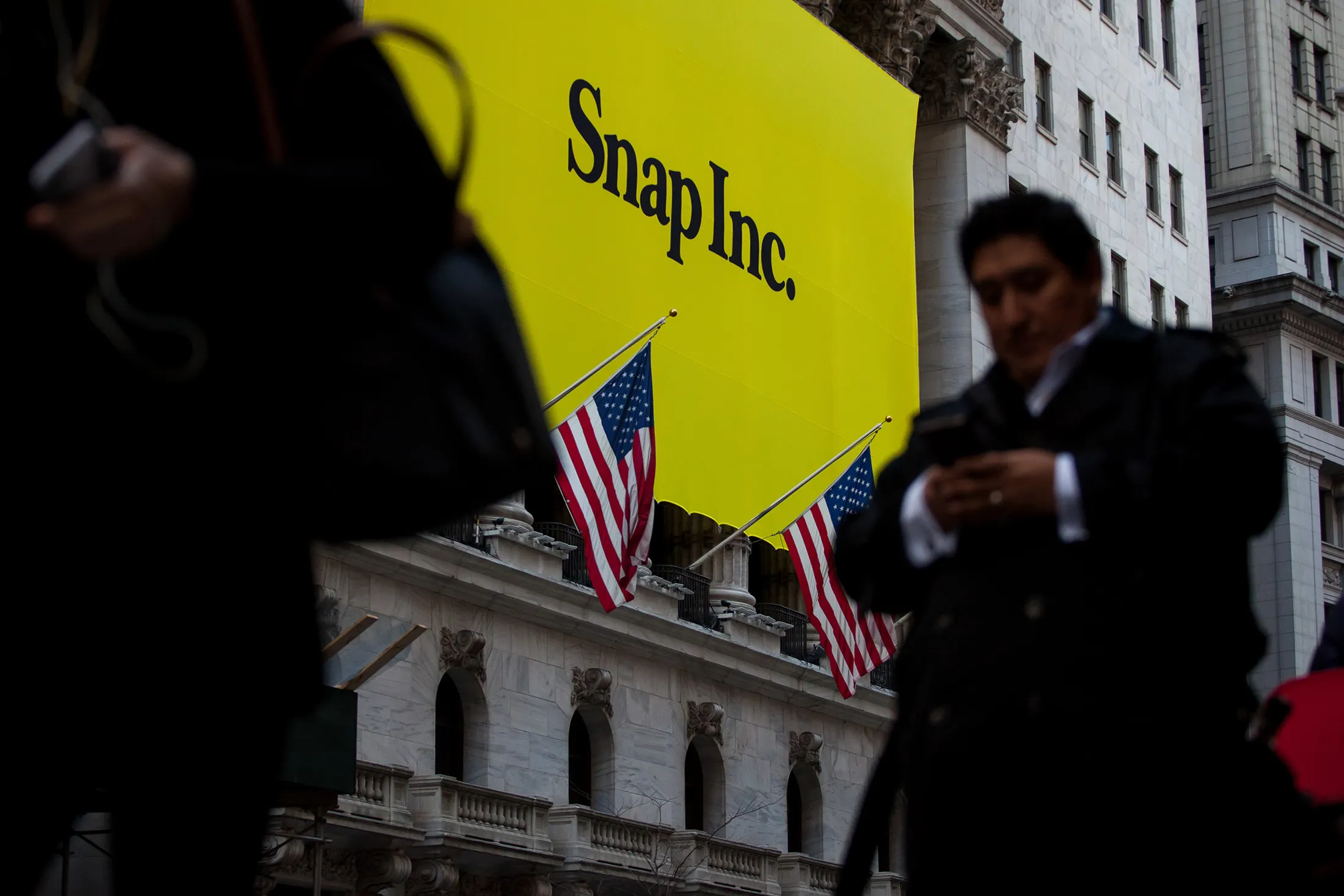 Snap Falls After Jefferies Cuts Target on Outlook for Ads, Users - Bloomberg