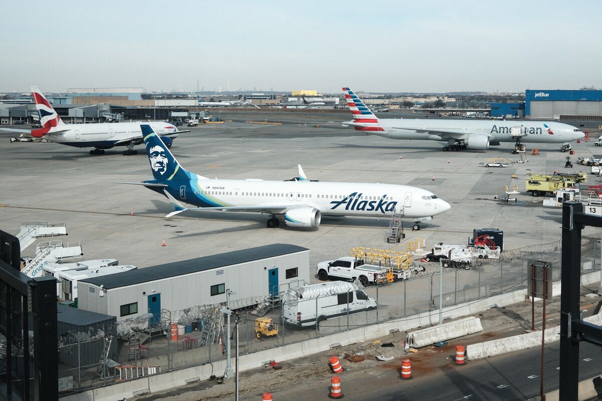 bloomberg.com - Sri Taylor - American, Alaska Airlines Move to Enter Revenue-Sharing Pact
