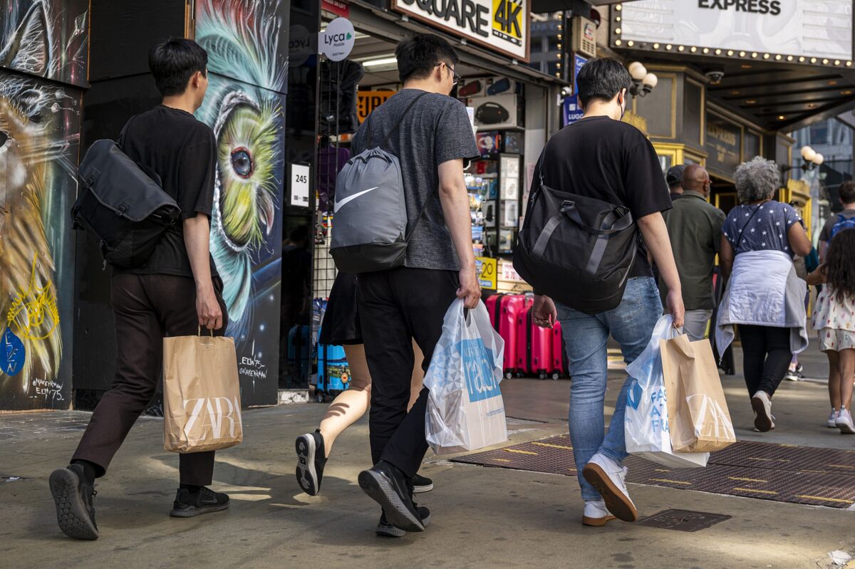 US Retail Sales Beat Forecasts in Sign of Solid Summer Spending