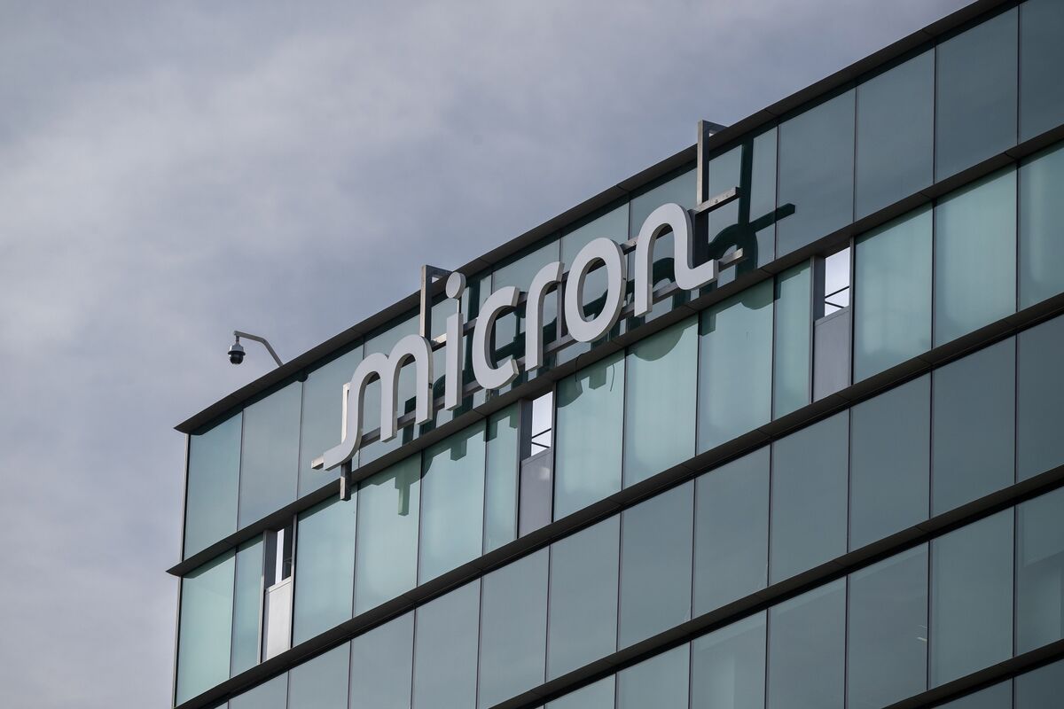 Micron Slumps as SK Hynix Plans $10B US Listing