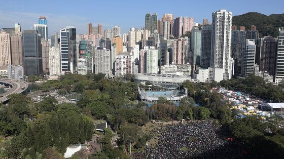 Hong Kong’s Growth Surge Masks Uneven Recovery, Vaccine Risk