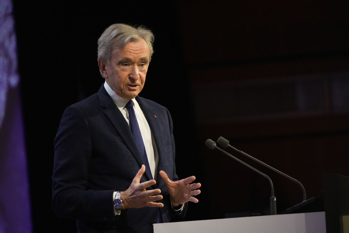 🟪"Bernard Arnault invita l'UE a dialogare con gli Stati Uniti: incertezza sulle negoziazioni attuali"
