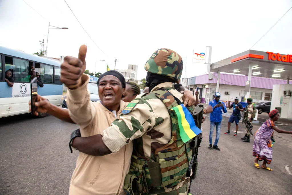 A woman embraces&nbsp;a soldier of the Republican Guard in front of the presidency, on Aug.&nbsp;30.&nbsp;