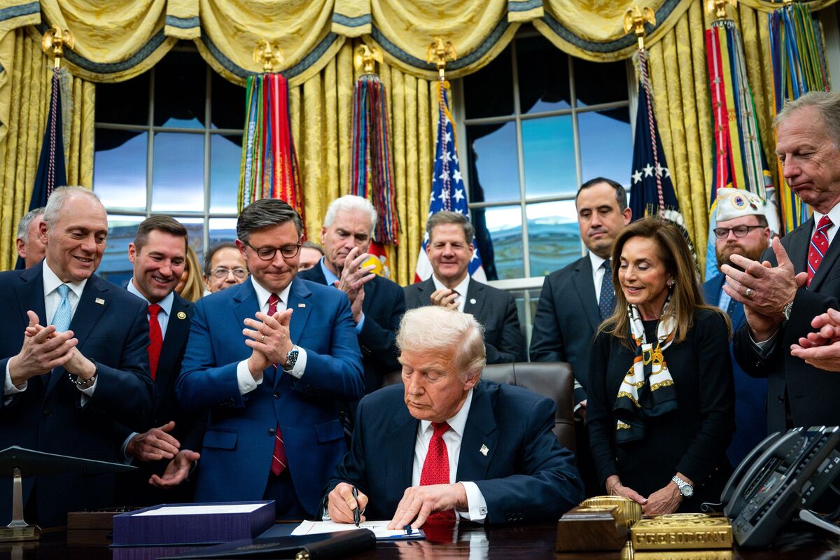 Trump Signs Spending Bill, Ending Record US Government Shutdown