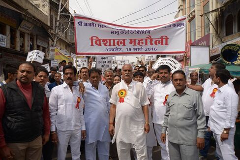 Jewelers hold a rally during their ongoing strike across the