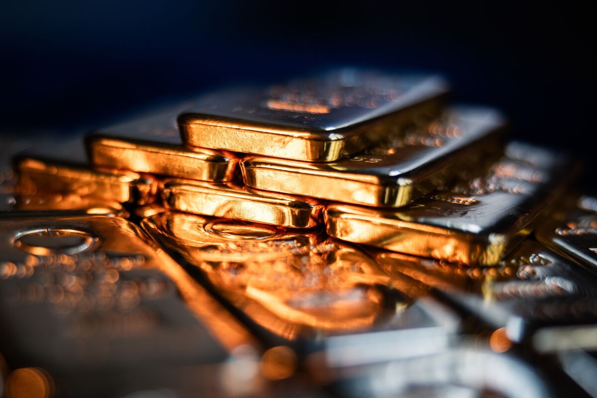 Gold Falls as Traders Assess Trump’s Effort To Oust Fed Governor