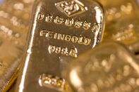 Gold Advances as Traders Weigh Fed Rate Hike, Growth Risks