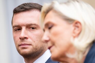 French Far Right Builds Momentum as Premier Nears Ouster 