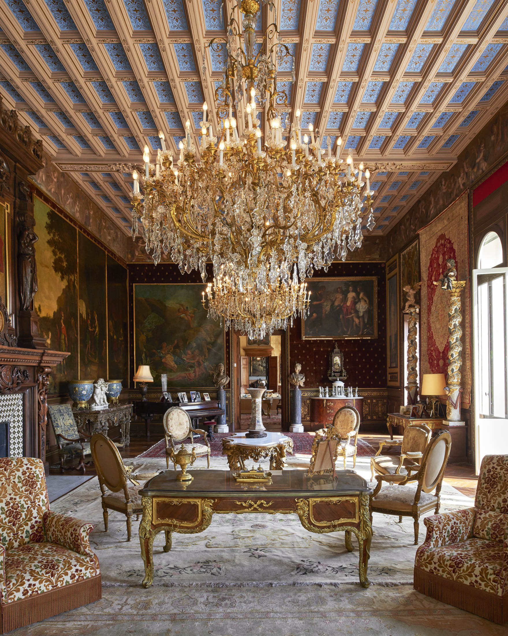 A living room at Villa Les Cèdres.