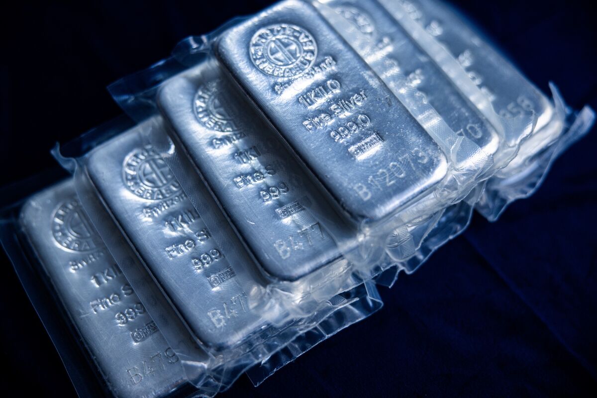 Silver Extends Gains Above $60 on Rate-Cut Hopes, Tight Supply