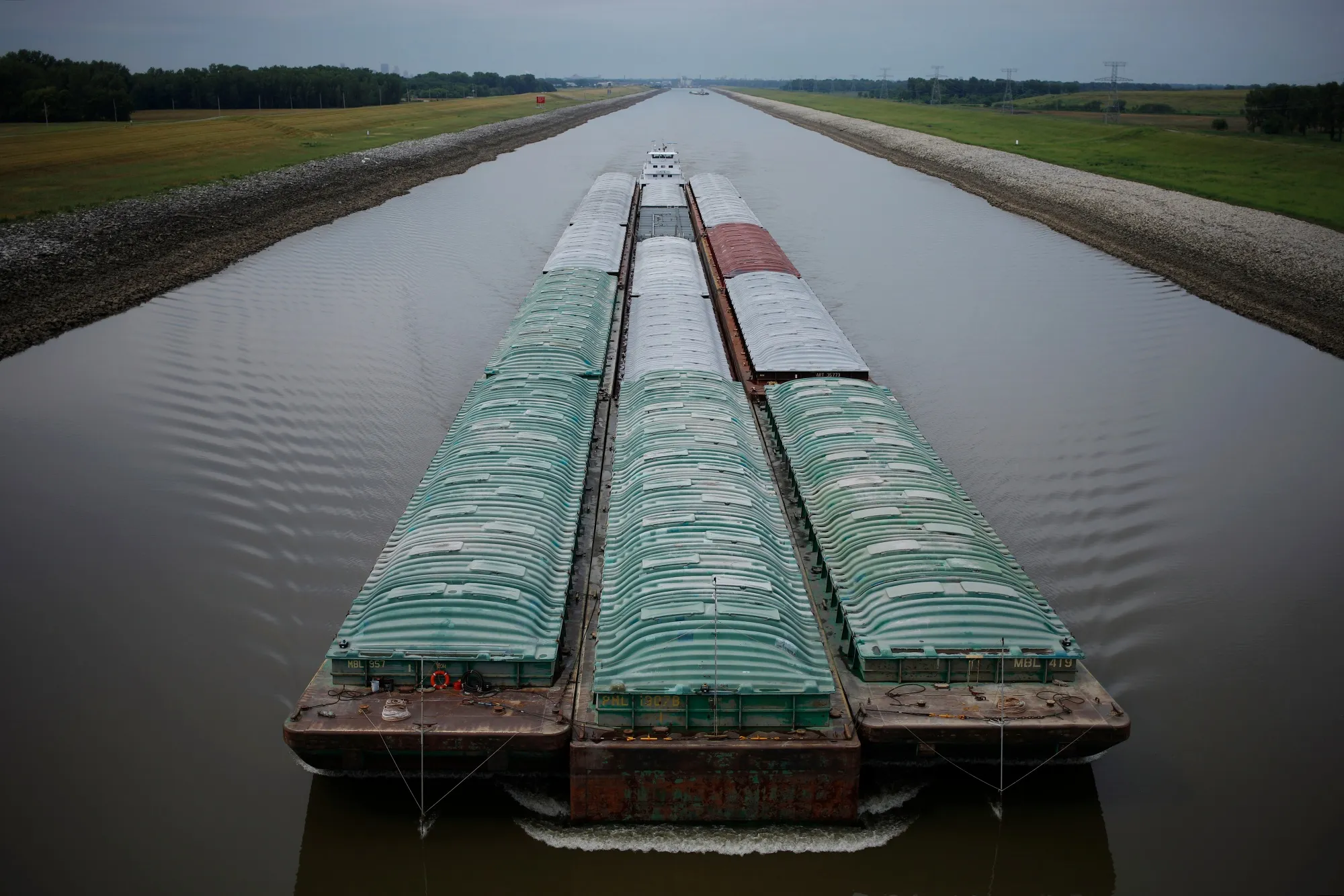A towboat&nbsp;pushes barges up the Mississippi River in Granite City, Illinois, on July 9.&nbsp;