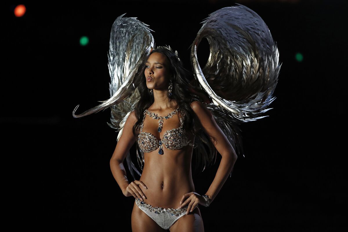 Brazilian model Lais Ribeiro rocks world's most expensive bra at the  Victoria's Secret Fashion Show in China (Photos)
