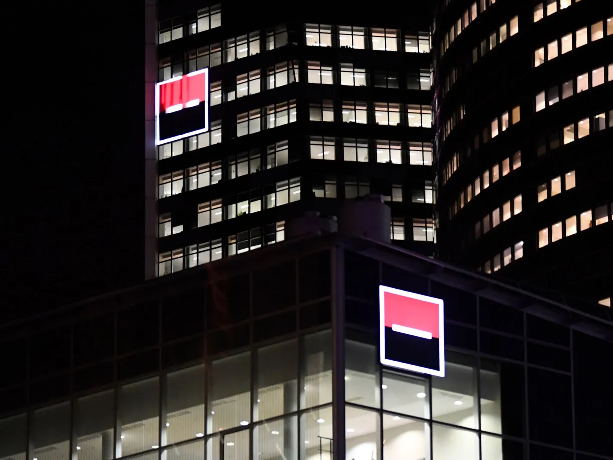 SocGen Said to Weigh Thousands of Job Cuts at Investment Bank