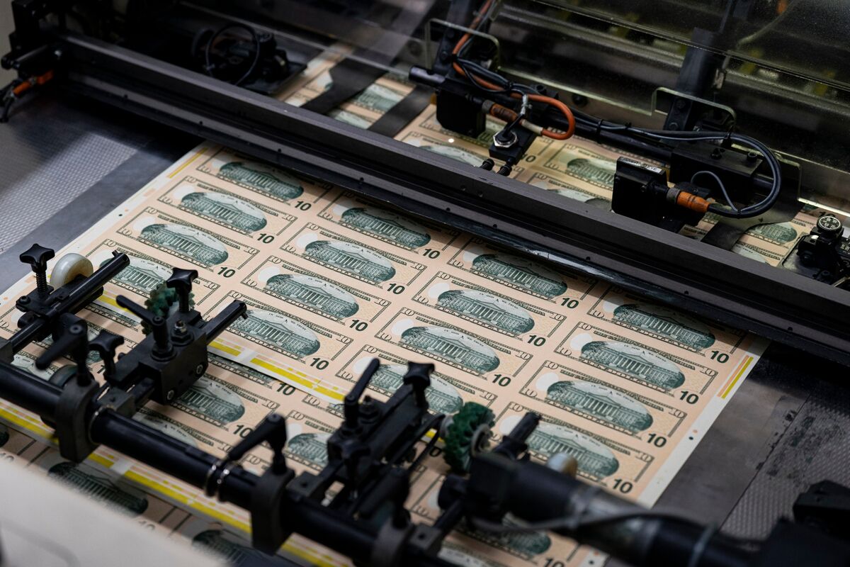 Deutsche Bank’s Saravelos Says Sell Dollar as War Risks Peaked