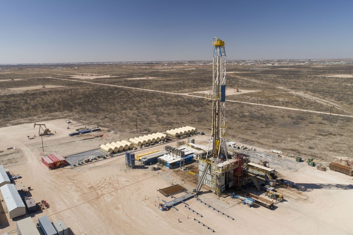 US Oil Growth Faces Headwinds as Shale Producers Cut Spending