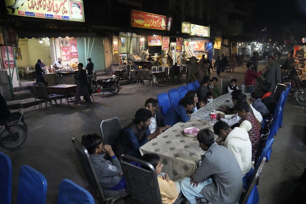 one-of-pakistan-s-most-expensive-restaurants-is-a-hole-in-the-wall