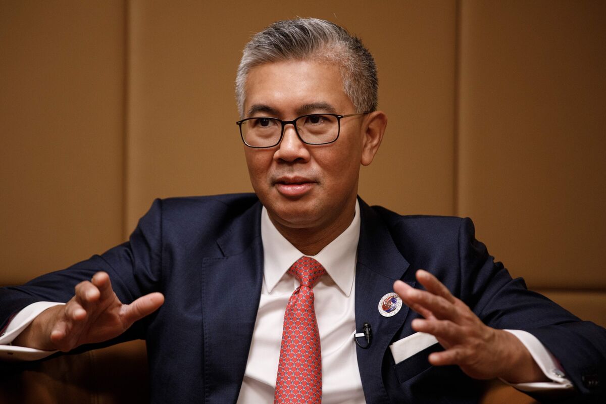 🟪"Il Ministro Zafrul Aziz cambia partito: tensioni in vista per la coalizione di governo in Malesia"