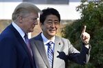 Shinzo Abe, right, gestures as he greets Donald Trump at Kasumigaseki Country Club in Kawagoe, Saitama, Japan, on&nbsp;Nov. 5, 2017.&nbsp;