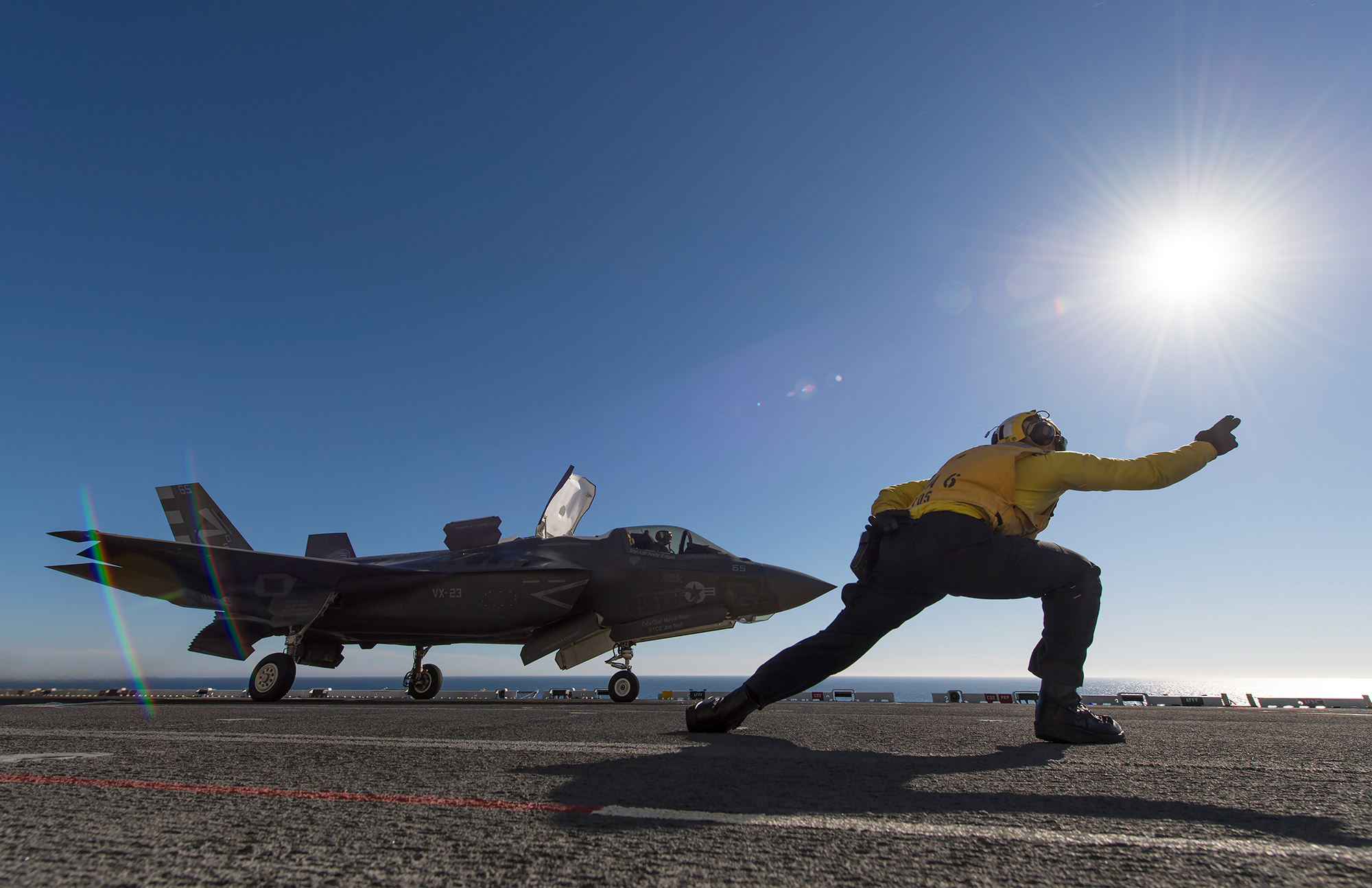 relates to F35パイロット用4400万円のヘルメット、有機ELで不具合解消か