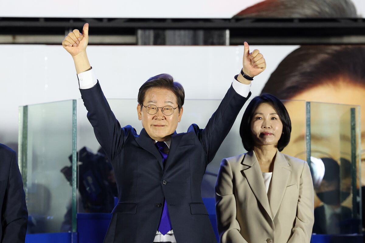 ブルームバーグのニュース記事「韓国の李大統領、支持率上昇－対米貿易合意で初の外交試練乗り切る」の画像