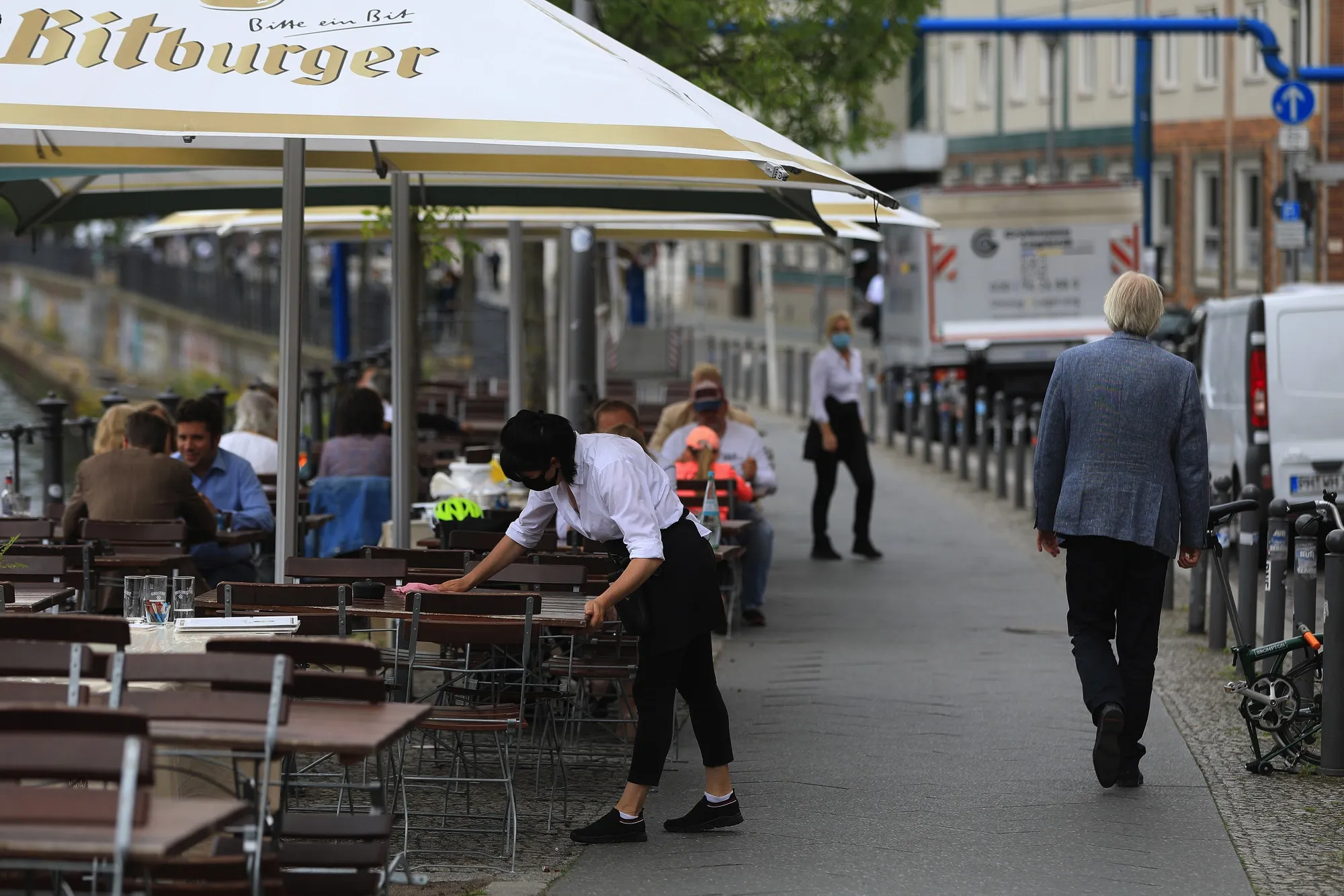 A worker wipes a table at&nbsp;a cafe&nbsp;in Berlin on Aug. 24.