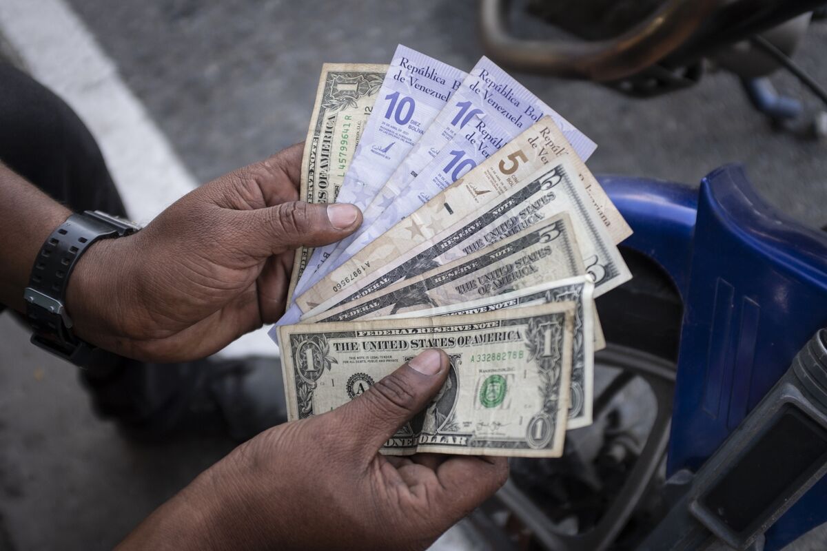 VES/USD: Venezuela Lets Bolivar Depreciate to Near 43 Per Dollar - Bloomberg