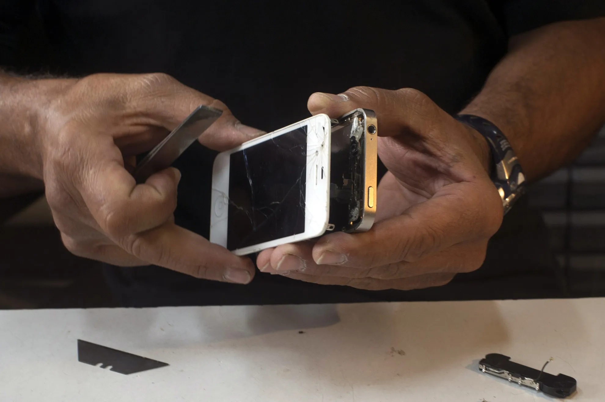 iPhone Repair Cottage Industry Challenges Apple