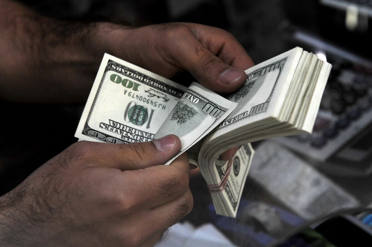Hedge Funds Second-Guessing Trump Victory Bet on Dollar to Fall