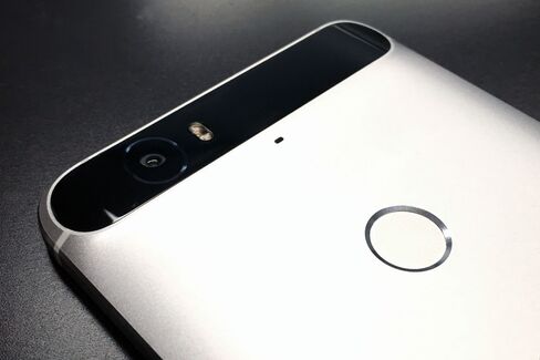 Instead of a camera bulge, the Nexus 6P has a curved bar at the top of the phone.