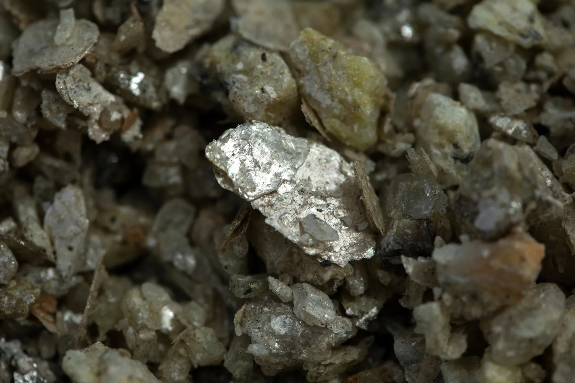 Roca de mineral de níquel en bruto, uno de los minerales críticos que Ma'aden explorará en Brasil para la cadena de suministro de la energía verde.