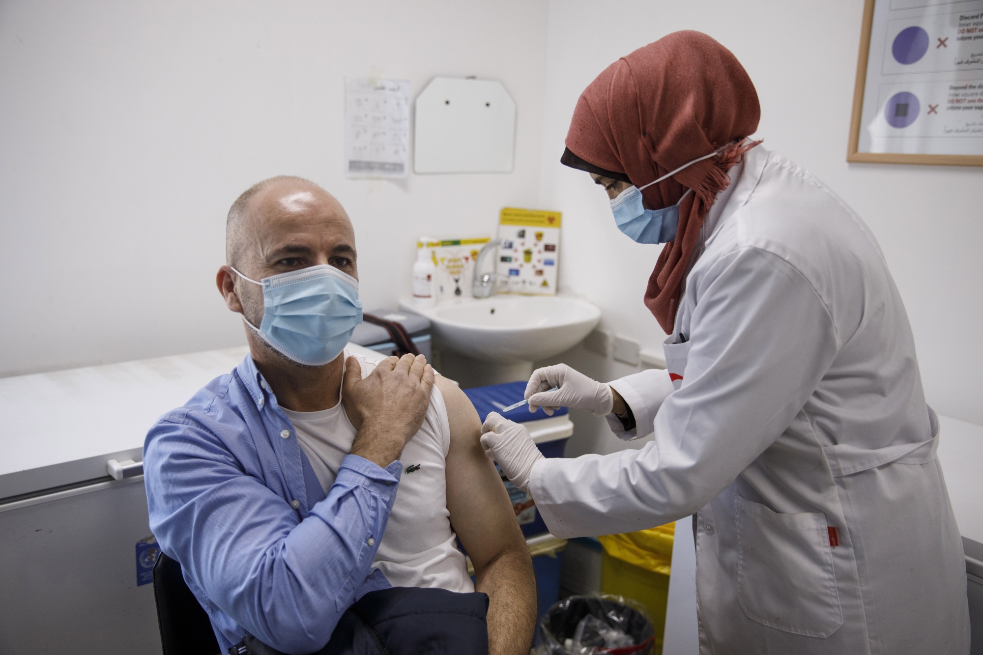 Οι Παλαιστίνιοι εργαζόμενοι στον τομέα της υγείας λαμβάνουν εμβόλιο Covid-19 από τη Moderna 