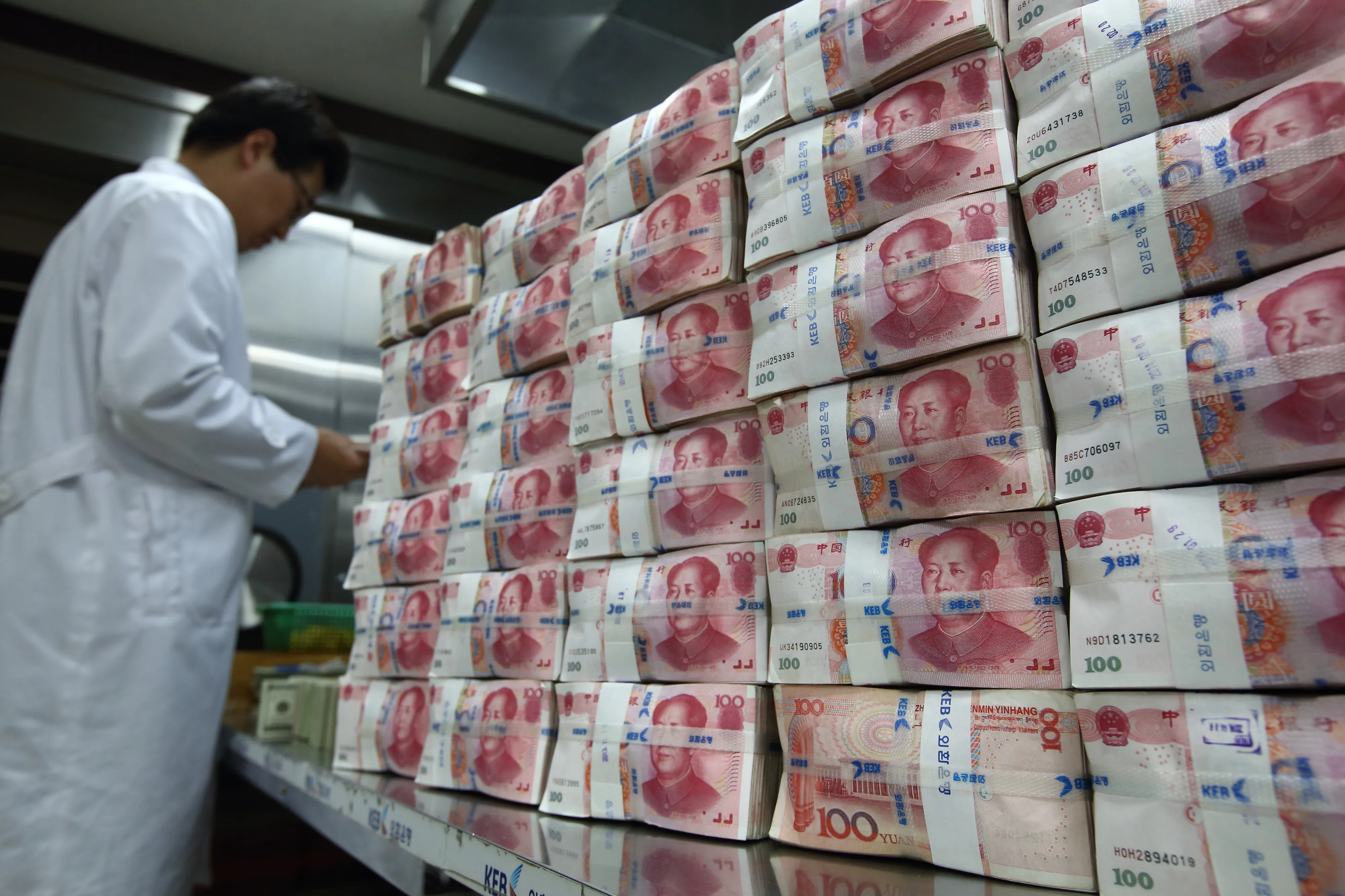 The renminbi is now allowed to trade as much as 2 percent on either side of a reference rate set by the People’s Bank of China.&nbsp;Photographer: SeongJoon Cho/Bloomberg