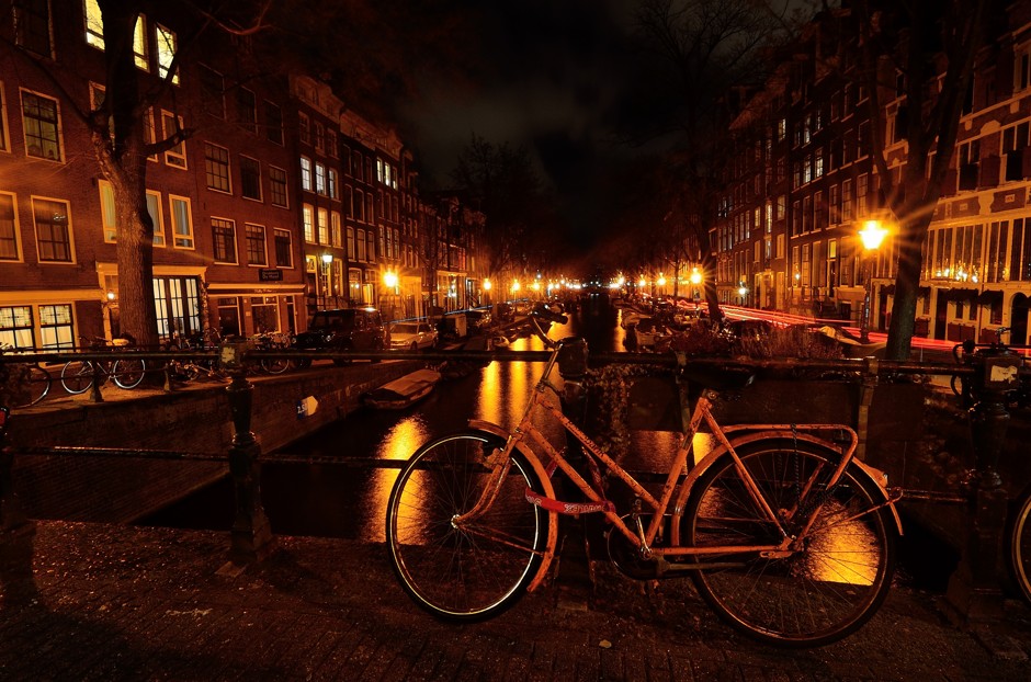 As night falls, young Dutch cyclists seem to take more risks.